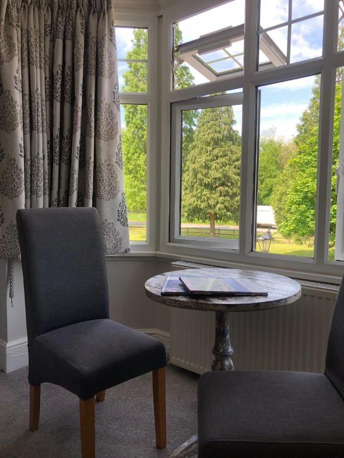 The Maple Manor Hotel Crawley  Bagian luar foto