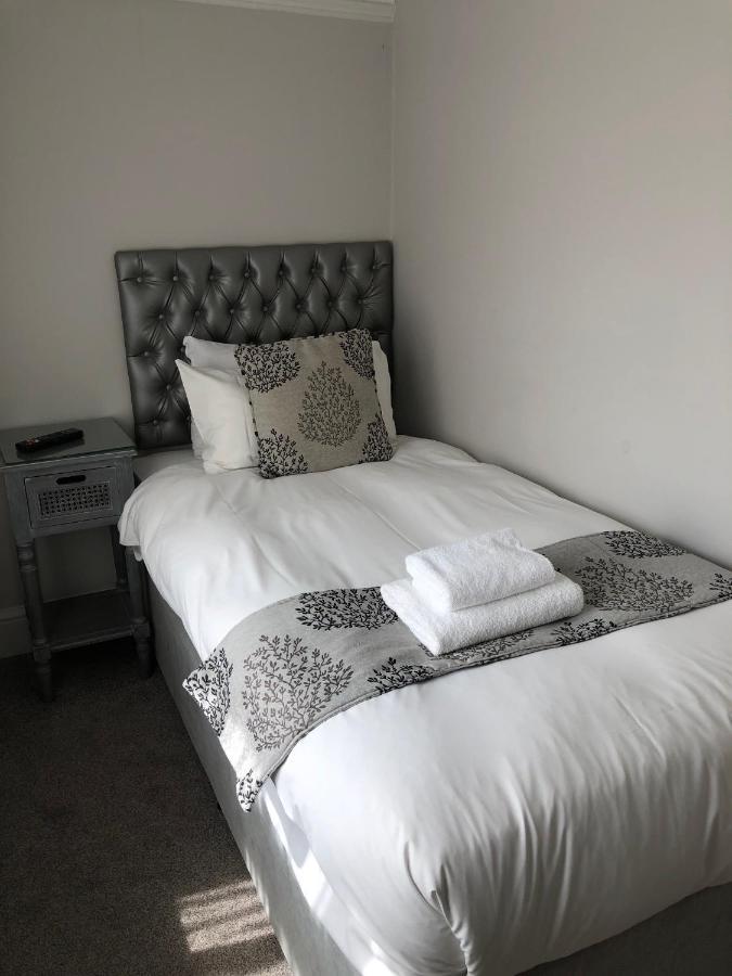 The Maple Manor Hotel Crawley  Bagian luar foto